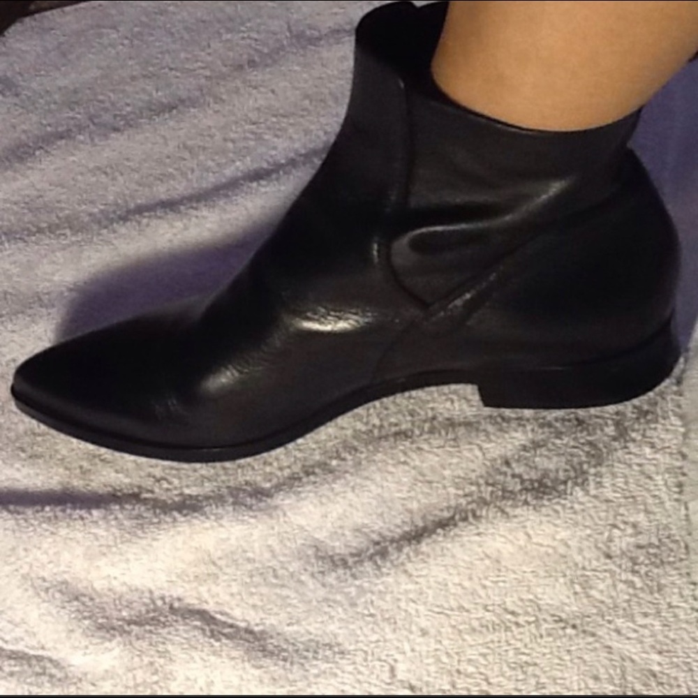 La Canadienne black leather bloggers fave booties